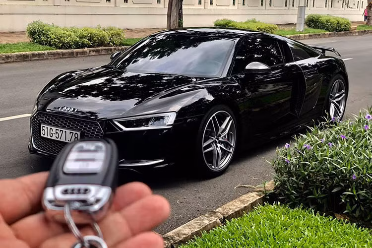 Thời điểm mới ra mắt Việt Nam vào năm 2017, giá xe Audi R8 V10 Plus được bán chính hãng tới gần 13 tỷ đồng. Chiếc xe trong bài viết này hiện được chủ nhân tại TP HCM chào bán ở mức 9 tỷ đồng (chưa thương lượng). Đây được xem là một gợi ý tốt dành cho những ai yêu thích dòng R8 của thương hiệu Audi.