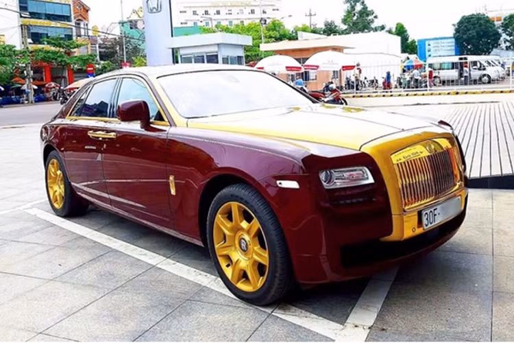 Nếu như Rolls-Royce Phantom Sacred Fire của ông Trịnh Văn Quyết mất đến 10 tháng để hãng xe siêu sang Anh quốc cho ra đời thì chiếc Ghost mạ vàng do hãng độ danh tiếng Real Gold Group tại Đức đảm nhận cũng phải thi công miệt mài không dưới 3 tháng. Cặp đôi xe Rolls-Royce của ông Trịnh Văn Quyết có giá lăn bánh trên 78 tỷ đồng.