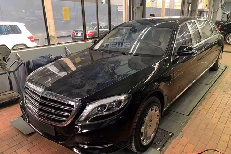 Mercedes-Maybach S600 Pullman vẫn sử dụng khối động cơ V12, dung tích 6.0 lít, tăng áp kép, sản sinh công suất 530 mã lực và mô-men xoắn cực đại 830 Nm tương tự như Mercedes-Maybach S600. Xe có thời gian tăng tốc từ vị trí xuất phát lên 100 km/h trong thời gian 6,4 giây. Tốc độ tối đa giới hạn 250 km/h.