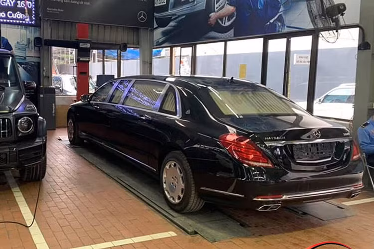 Mercedes-Maybach S600 Pullman của ông Trịnh Văn Quyết mang màu đen và gây ấn tượng với chiều dài khủng. Chiếc xe siêu sang của Đức sở hữu thiết kế 3 khoang và có đến 4 cửa sổ cùng nội thất cho hàng ghế phía sau có 4 ghế ngồi xoay mặt vào nhau.