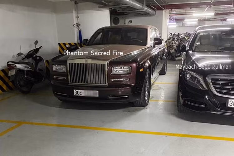 Rolls-Royce Phantom Sacred Fire rất nổi tiếng vì là hàng độc, được sản xuất dành riêng cho ông Trịnh Văn Quyết và luôn được đỗ cùng chiếc xe được mệnh danh đắt nhất mà cựu Chủ tịch FLC sở hữu, đó không ai khác ngoài siêu phẩm Mercedes-Maybach S600 Pullman. Bộ đôi này của ông Trịnh Văn Quyết có giá lăn bánh trên 125 tỷ đồng.
