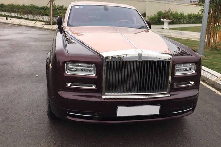 Ông Trịnh Văn Quyết sở hữu 2 chiếc xe siêu sang của thương hiệu Rolls-Royce, cặp đôi này có cùng màu đỏ nhưng màu sắc có phần khác nhau, ngoài ra đều được phân phối chính hãng và 2 con số cuối của dãy số đều là 88, tượng trưng cho tỉnh Vĩnh Phúc, nơi cựu Chủ tịch FLC sinh ra.
