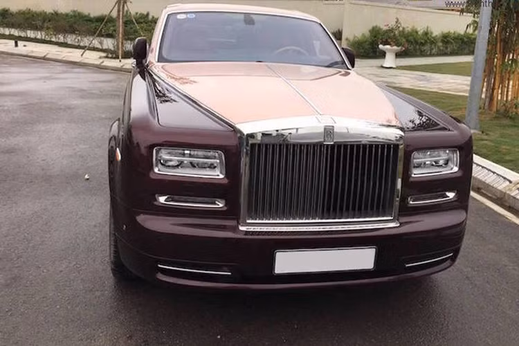 Ông Trịnh Văn Quyết sở hữu 2 chiếc xe siêu sang của thương hiệu Rolls-Royce, cặp đôi này có cùng màu đỏ nhưng màu sắc có phần khác nhau, ngoài ra đều được phân phối chính hãng và 2 con số cuối của dãy số đều là 88, tượng trưng cho tỉnh Vĩnh Phúc, nơi cựu Chủ tịch FLC sinh ra.