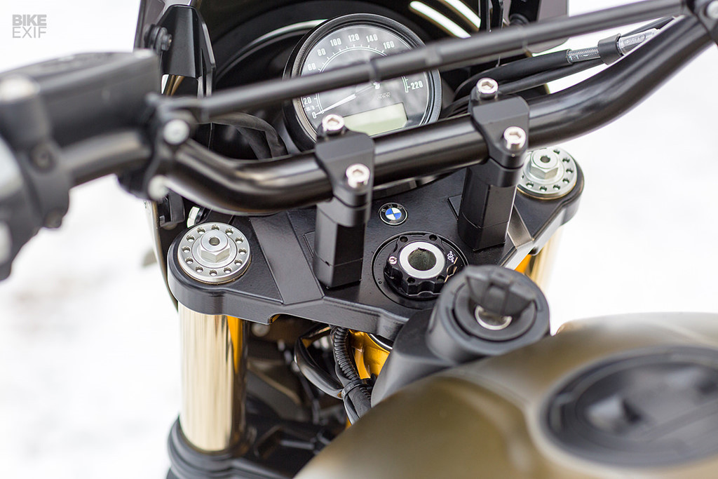 Nhằm tăng khoảng sáng gầm, Ohlins cung cấp cho Ronna phuộc Retro43 phía trước và STX46 đằng sau. Gầm tăng thêm 50 mm phía trước và đằng sau là 75 mm. Chảng ba hạ thấp 28 mm, bộ pát ghi đông lấy từ KTM và ốp tay lái BMW.