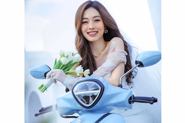 Hiện tại, Yamaha Grande 2022 đang có giá bán từ 45,9 triệu đến 51 triệu đồng cho 3 phiên bản. Trong khi đó, Vespa Primavera 125 bán 3 phiên bản, giá đắt hơn với các mức từ 75,4 triệu đến 81,3 triệu đồng. Xe Vespa được xếp ở góc độ “xe chơi” và được cho là cao cấp hơn. Nhưng đi kèm với đó là mức giá của mẫu xe này cao hơn, mức tiêu hao xăng tốn hơn.