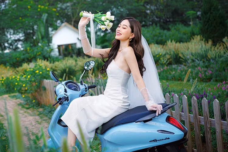 Nguyên nhân của mức tiêu thụ nhiên liệu thấp kỷ lục của Yamaha Grande 2022 đến từ yếu tố công nghệ gồm: trợ lực điện Hybrid, ngắt động cơ tạm thời Stop &amp; Start System... Các yếu tố này giúp chiếc xe tay ga có cân nặng chỉ khoảng 100 kg, phù hợp với người lái là nữ. Trong khi đó, dù công suất yếu hơn Vespa Primavera, nhưng lực kéo của Yamaha Grande lại ngang bằng ở vòng tua thấp hơn, có nghĩa độ vọt của xe không hề thua kém ngay từ nước ga đầu. 