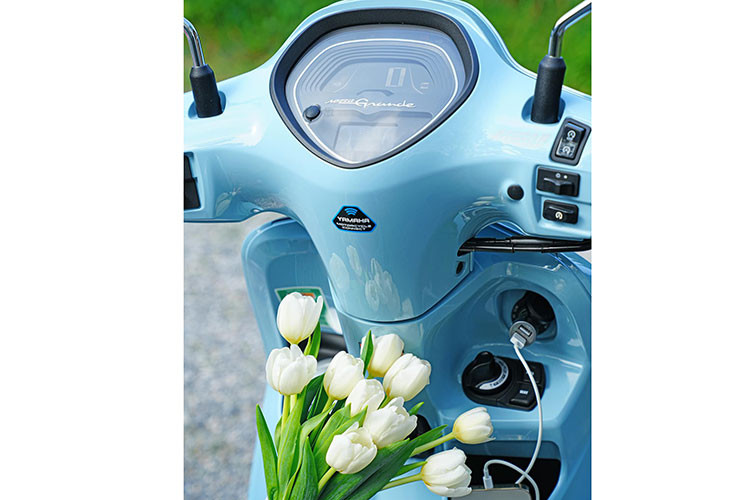 Trước đây dòng xe cũ là Vepsa LX có mức tiêu hao gấp đôi con số này khiến nhiều người cảm thấy ái ngại mỗi khi xăng tăng giá. Để có được sự thay đổi về mức tiêu hao nhiên liệu ít hơn so với các "đàn anh" thế hệ trước, Vespa đã áp dụng cho Primavera công nghệ động cơ i-Get 125 cc phun xăng điện tử. Động cơ này sản sinh công suất 10,6 mã lực tại 7.700 v/ph và mô-men xoắn cực đại 10,4 Nm tại 6.000 v/ph. 