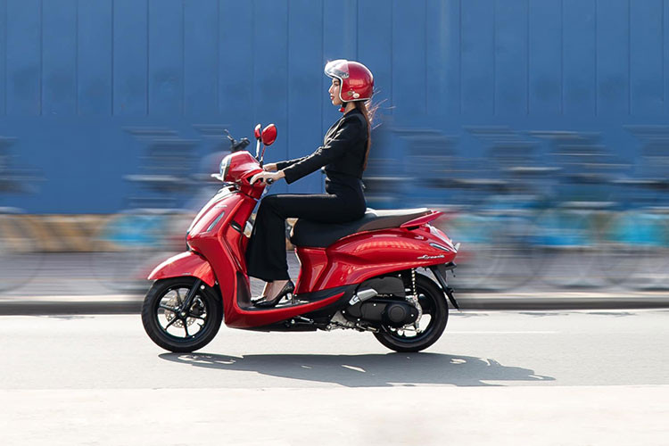 Yamaha Grande vs Vespa Primavera - dau la mau xe danh cho quy co?-Hinh-2