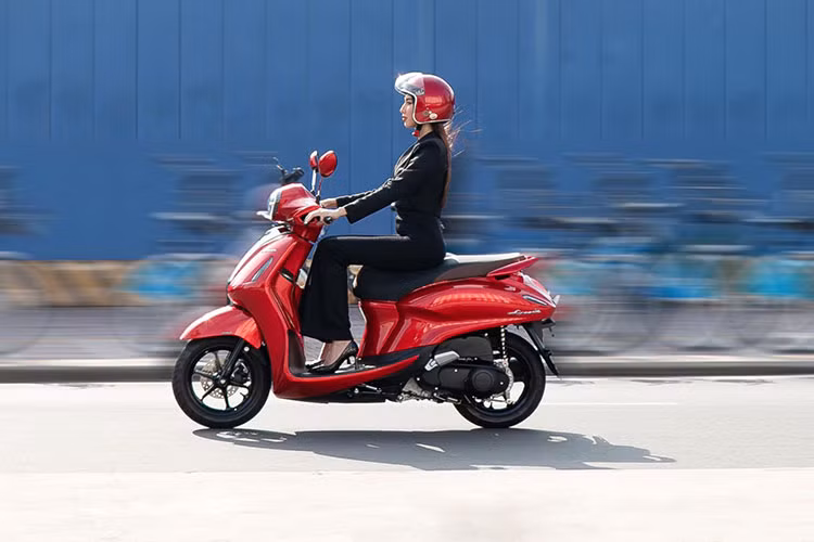 Tháng 9 vừa qua, Yamaha Việt Nam đã ra mắt mẫu xe tay ga Grande thế hệ mới. Ở bản nâng cấp, những thay đổi về thiết kế ở Yamaha Grande 2022 mới là không nhiều và chủ yếu trau chuốt lại một số chi tiết. Trong đó, điểm nhấn là hệ thống đèn LED lấy cảm hứng từ viên kim cương, yên xe vuốt gọn, đuôi đã điều chỉnh lại để nhỏ gọn hơn.