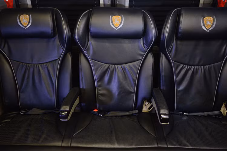 Khoang hành lý cực kỳ rộng rãi, không chỉ phần diện tích còn lại phía sau mà còn thêm khoảng trống phía dưới băng ghế sau cùng. 