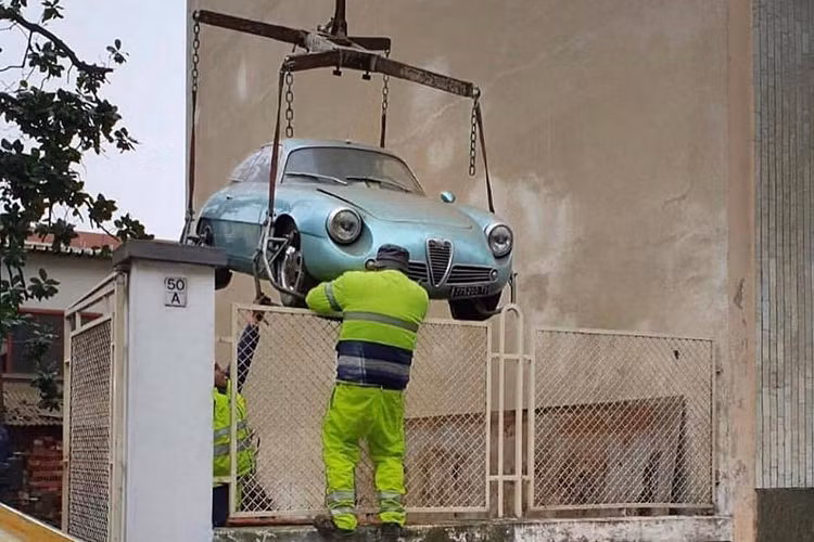 Với số lượng xuất xưởng đúng 217 chiếc, Giulietta Sprint Zagato (SZ) không chỉ là một trong những mẫu xe Alfa Romeo đẹp nhất mà còn được giới sưu tập xe săn lùng nhiều nhất. Do đó, việc chiếc Alfa Romeo Giulietta SZ đời 1962 được tìm thấy trong tầng hầm của một ngôi nhà ở thành phố Turin, Ý, mới đây đã lập tức trở thành tin sốt dẻo.