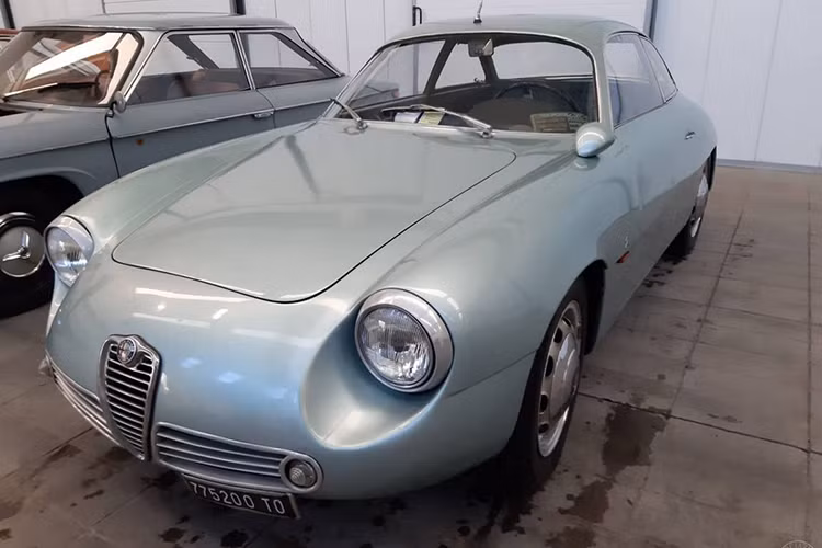 Chiếc xe Alfa Romeo Giulietta SZ cổ điển được tìm thấy trong tầng hầm kể trên vẫn còn hoàn toàn nguyên bản, chưa từng được phục chế nên càng có giá.