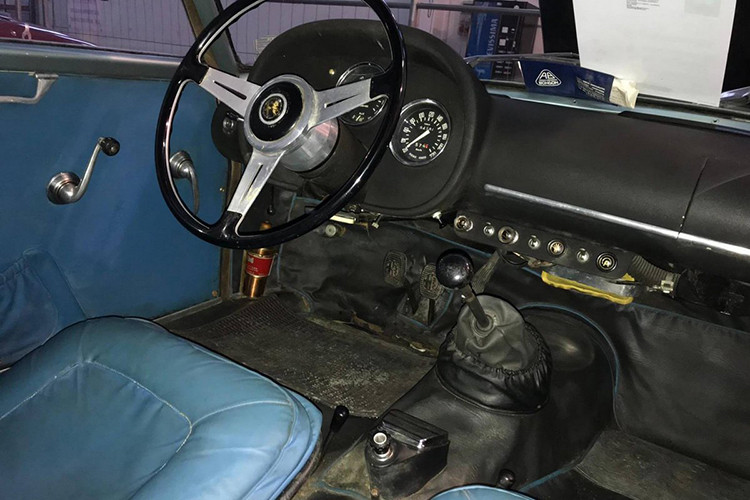 Ngoài ra, Alfa Romeo Giulietta SZ còn đi kèm kính cửa sổ Perspex và nội thất tối giản hơn để cắt giảm trọng lượng xuống mức 785 kg.