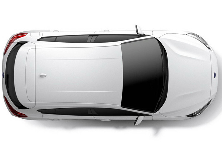 Dù không thể so sánh với các phiên bản cao cấp hơn nhưng chiếc xe Ford Focus 2019 bản base này vẫn giữ được những đường nét thanh lịch và sắc sảo trên thân. Sự tối giản ở đầu xe không khiến nó xấu đi mà lại trông cao cấp hơn đời cũ nhiều.