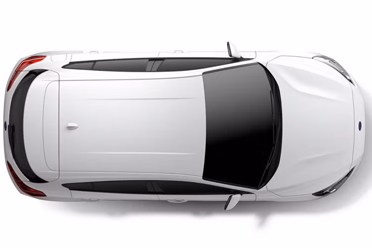 Dù không thể so sánh với các phiên bản cao cấp hơn nhưng chiếc xe Ford Focus 2019 bản base này vẫn giữ được những đường nét thanh lịch và sắc sảo trên thân. Sự tối giản ở đầu xe không khiến nó xấu đi mà lại trông cao cấp hơn đời cũ nhiều.