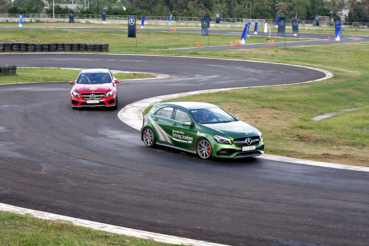 Trong bài tập off-road, khác với hình thức tốc độ cao (Rally) của năm 2017, đường chạy năm nay được thiết lập các chướng ngại vật để nâng độ khó và rèn luyện kỹ năng. Chương trình còn có các khu vực dành riêng cho khách hàng nữ và khu vực trò chơi trẻ em, giúp cho việc trải nghiệm của cả gia đình được trọn vẹn.