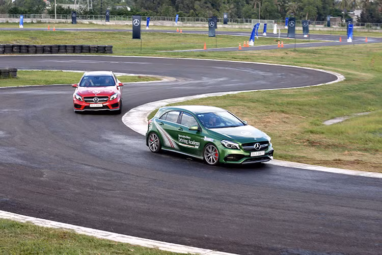 Trong bài tập off-road, khác với hình thức tốc độ cao (Rally) của năm 2017, đường chạy năm nay được thiết lập các chướng ngại vật để nâng độ khó và rèn luyện kỹ năng. Chương trình còn có các khu vực dành riêng cho khách hàng nữ và khu vực trò chơi trẻ em, giúp cho việc trải nghiệm của cả gia đình được trọn vẹn.