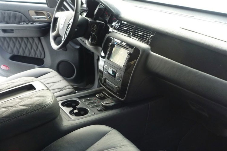 Bên trong xe, các chi tiết cũng được thiết kế mang phong cách của các dòng SUV hạng sang cỡ lớn, bao gồm các thiết bị như; hệ thống định vị vệ tinh, màn hình phẳng truyền hình có thể chơi đĩa DVD, hệ thống phát wifi... Nội thất của xe là sự kết hợp của da và gỗ với tông màu đen.