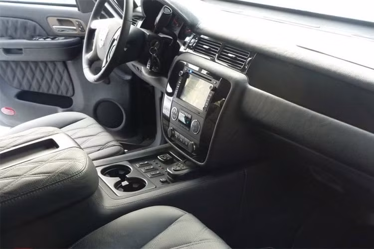 Bên trong xe, các chi tiết cũng được thiết kế mang phong cách của các dòng SUV hạng sang cỡ lớn, bao gồm các thiết bị như; hệ thống định vị vệ tinh, màn hình phẳng truyền hình có thể chơi đĩa DVD, hệ thống phát wifi... Nội thất của xe là sự kết hợp của da và gỗ với tông màu đen.