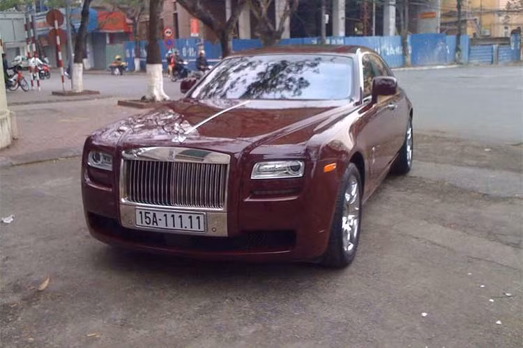 Năm 2009, hãng xe sang Anh quốc Rolls-Royce đã phát triển một mẫu xe hoàn toàn mới đặt sau “đàn anh” Phantom, đó chính là mẫu Ghost. Sang năm 2010, thế giới siêu sang đã tận mắt chiêm ngưỡng chiếc xe sang Rolls-Royce Ghost thế hệ đầu tiên được tạo ta theo phong cách cá nhân hóa "bespoke" tại kỳ triển lẫm Paris Motor Show. 