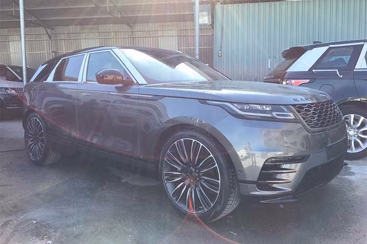 Một trong số 500 chiếc xe SUV hạng sang Land Rover Range Rover Velar First Edition đã được đưa về thị trường ôtô Việt Nam dưới dạng nhập khẩu chính hãng. Đây là phiên bản chỉ được sản xuất giới hạn, được phát triển dựa trên bản cao cấp nhất của thương hiệu xe Anh quốc.