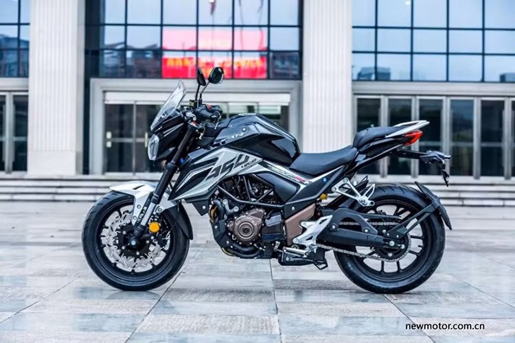 Đầu tiên, xe môtô Trung Quốc Lifan KP350 mang thiết kế naked-bike rất thể thao và cơ bắp. Nhìn thoáng qua, Lifan KP350 có diện mạo khá giống với mẫu naked-bike Kawasaki Z650 với vẻ ngoài cơ bắp, thân xe dày dặn.