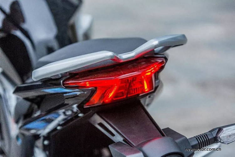 Đuôi xe cũng có thiết kế thể thao với ốp đuôi dạng 3D nổi bật, đèn hậu nổi hẳn ra bên ngoài, đèn xi nhan sau được tích hợp vào pát biển số kiêm chắn bùn. Yên xe thể hiện rõ rệt phong cách thể thao với thiết kế 2 tầng tách biệt.