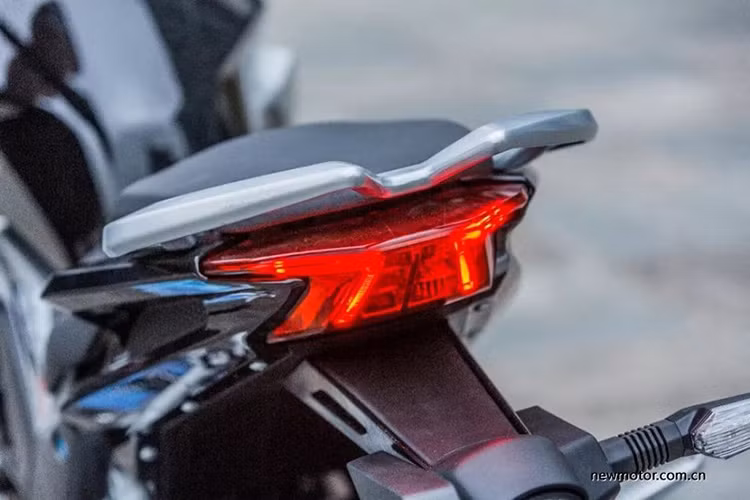 Đuôi xe cũng có thiết kế thể thao với ốp đuôi dạng 3D nổi bật, đèn hậu nổi hẳn ra bên ngoài, đèn xi nhan sau được tích hợp vào pát biển số kiêm chắn bùn. Yên xe thể hiện rõ rệt phong cách thể thao với thiết kế 2 tầng tách biệt.