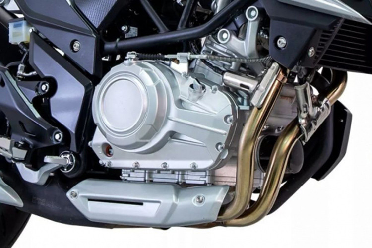 Trang bị của Lifan KP350 rất đáng chú ý với hệ thống treo trước hành trình ngược và hệ thống chống bó cứng phanh ABS ở cả trước và sau. Các trang bị tiêu chuẩn khác trên xe bao gồm giảm xóc sau dạng lò xo trụ, vành đúc 17 inch, phanh đĩa đôi ở trước và đĩa đơn ở sau,...