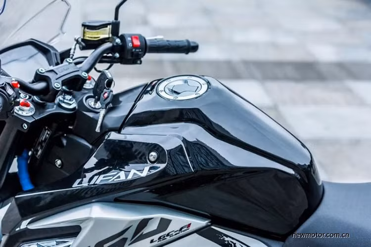 Bình xăng xe gồ cao, cánh gió hai bên thiết kế kéo dài xuống phía dưới rất sắc sảo. Khung xe là loại khung ống thép dạng lưới, phần khung phụ phía sau được che kín khéo léo bằng ốp thân và ốp đuôi xe. Phần đồng hồ của xe dạng kỹ thuật số hoàn toàn, các nút bấm đơn giản.