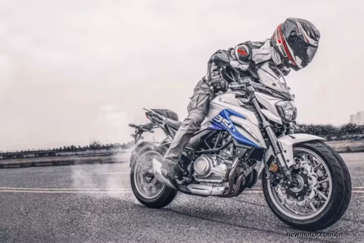 Giá xe môtô Lifan KP350 Trung Quốc cho hai phiên bản lần lượt là 24.780 và 25.980 Nhân dân tệ (tương ứng với 85 triệu và 89 triệu đồng).