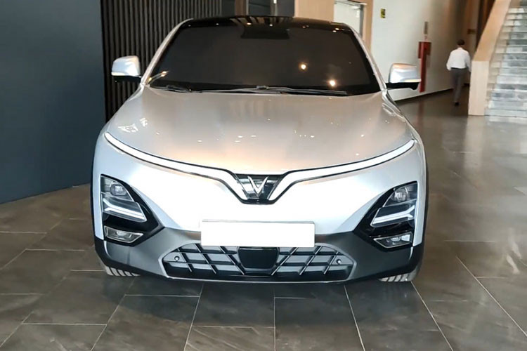 Phía bên hông xe, mẫu SUV điện Vinfast VF6 cỡ B này có thiết kế mượt mà, mang lại cảm giác hiện đại, đúng chất xe điện tương lai. Trụ C được nối liền với kính xe đằng sau bằng dải kính đen và chi tiết mạ crom. VinFast VF6 sở hữu bộ mâm phay bóng, kết hợp với vòm lốp là nhựa cứng đầy nam tính.