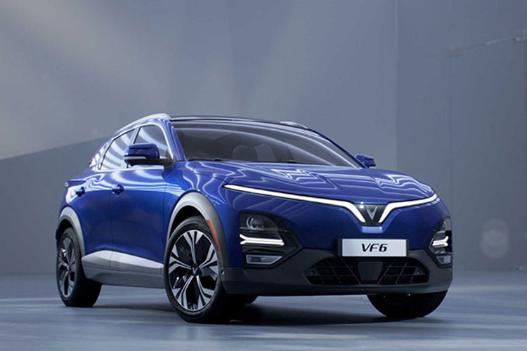 Đáng chú ý ở những hình ảnh giới thiệu cho thấy, xe được trang bị nút bấm chuyển số nhưng thay vì đặt vào khu vực “yên ngựa” phân tách hàng ghế đầu mà lại được chuyển thành các phím đặt dưới cửa gió điều hòa ở khu vực trung tâm.