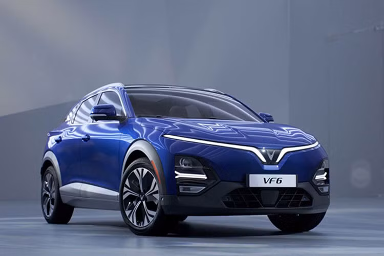 Đáng chú ý ở những hình ảnh giới thiệu cho thấy, xe được trang bị nút bấm chuyển số nhưng thay vì đặt vào khu vực “yên ngựa” phân tách hàng ghế đầu mà lại được chuyển thành các phím đặt dưới cửa gió điều hòa ở khu vực trung tâm.