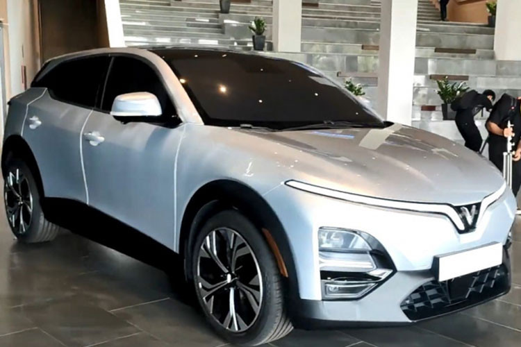 Đến thời điểm hiện tại, VinFast VF6 2023 mới vẫn chưa được thương hiệu ôtô Việt công bố nhận đặt cọc, tuy nhiên mẫu xe này liên tục xuất hiện. Ngoài việc lăn bánh thử nghiệm với lớp ngụy trang kín mít trong khuôn viên nhà máy, VinFast VF6 cũng đã lộ diện nhận được sự quan tâm của nhiều người dùng. 