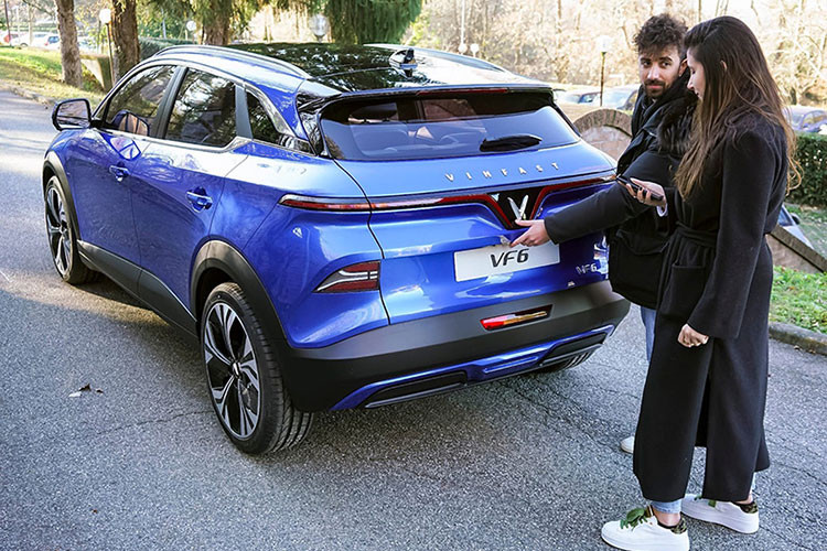 Hiện vẫn chưa rõ các trang bị trên VinFast VF6 về Việt Nam do mẫu xe này chưa phải là bản thương mại chính thức Tuy nhiên, dự kiến VF6 cũng sẽ có các các tính năng tự hành cấp độ 2+ tương tự như 2 mẫu VF8 và VF9.