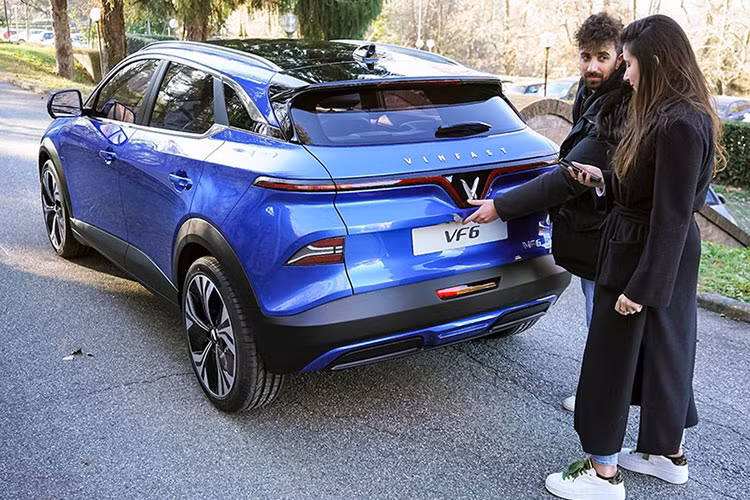 Hiện vẫn chưa rõ các trang bị trên VinFast VF6 về Việt Nam do mẫu xe này chưa phải là bản thương mại chính thức Tuy nhiên, dự kiến VF6 cũng sẽ có các các tính năng tự hành cấp độ 2+ tương tự như 2 mẫu VF8 và VF9.