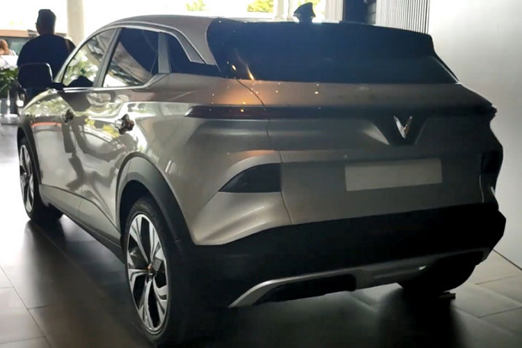 Phần đầu xe vẫn là dải đèn LED định vị hình chữ V đặc trưng của hãng. Bên dưới là cụm đèn pha chính được thiết kế nằm ở 2 hốc bên cản trước. Lui xuống dưới nữa là hốc gió trung tâm và phần ốp nhựa đen cứng cáp. Ở ngay bên dưới khu vực lắp biển số xe là hệ thống radar, nằm trong gói công nghệ an toàn cao cấp sẽ được trang bị trên VF6.