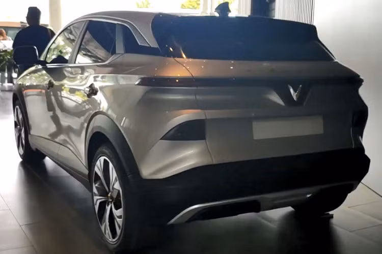 Phần đầu xe vẫn là dải đèn LED định vị hình chữ V đặc trưng của hãng. Bên dưới là cụm đèn pha chính được thiết kế nằm ở 2 hốc bên cản trước. Lui xuống dưới nữa là hốc gió trung tâm và phần ốp nhựa đen cứng cáp. Ở ngay bên dưới khu vực lắp biển số xe là hệ thống radar, nằm trong gói công nghệ an toàn cao cấp sẽ được trang bị trên VF6.