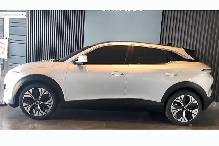 VinFast VF6 tại Việt Nam được định ở phân khúc SUV cỡ B, thấp hơn VF8 vừa ra mắt. Bản concept VF6 được giới thiệu lần đầu tiên tại Triển lãm CES 2022 diễn ra ở Mỹ hồi đầu năm, cùng 2 mẫu xe điện mới khác là VF5 và VF7. Theo đó, VinFast VF6 ngoài thực tế không khác biệt nhiều về thiết kế so với phiên bản concept được giới thiệu trước đó. 