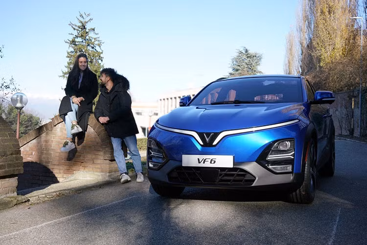 Những thông tin về động cơ và giá xe VinFast VF6 2023 vẫn còn là ẩn số và chỉ được công bố khi thương hiệu Việt cho khách hàng nhận đặt cọc chiếc SUV hạng B này trong thời gian tới. Định vị ở phân khúc SUV cỡ B, VinFast VF6 2023 chạy điện sẽ cạnh tranh với Kia Seltos hay Toyota Cross ở Việt Nam.