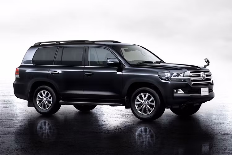 Ngoài ra, cụm đèn LED phía sau cũng cập nhật đồ họa mới và thanh trang trí mạ chrome kéo dài hết chiều ngang chiếc xe cũng là những điểm mới để phân biệt với những đời trước.