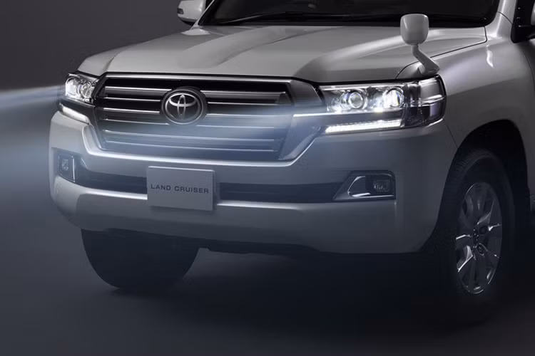 Tuy nhiên, gương mặt của Land Cruiser 2016 có phần hiện đại hơn nhờ các chi tiết được thiết kế lại, bao gồm: lưới tản nhiệt trước, cụm đèn pha, cản trước và nắp ca pô.