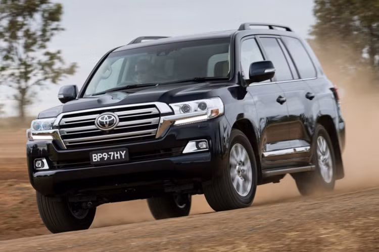 Thế hệ Land Cruiser tên mã J200 tiếp tục nhận đợt nâng cấp lên phiên bản Land Cruiser 2016 facelift với một số thay đổi ở nội ngoại thất và bổ sung thêm công nghệ an toàn.