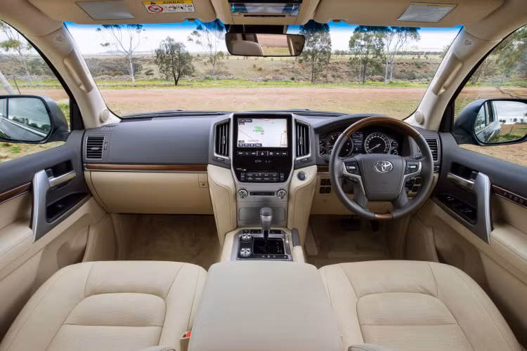  Nội thất Land Cruiser 2016 cũng được đổi mới đáng kể về mặt thiết kế. Trong đó, bảng táp lô bố trí lại các cụm điều khiển chức năng và màn hình cho hệ thống giải trí đặt ở vị trí cao hơn.