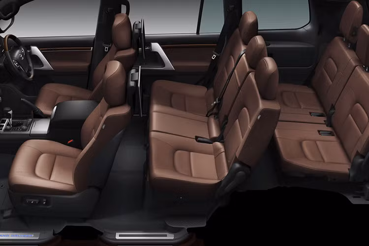 Đặc biệt, hệ thống kiểm soát địa toàn cảnh, lần đầu tiên có mặt trên xe thương mại của Toyota. Hệ thống này bao gồm nhiều camera đặt xung quanh thân xe và cả bên dưới gầm xe.