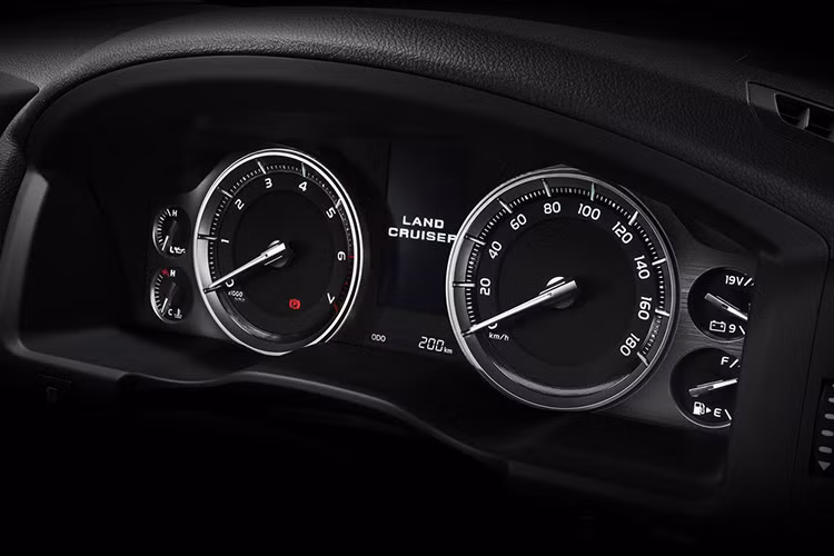 Bảng đồng hồ tốc độ cũng thiết kế lại với điểm nhấn là màn hình đa thông tin màu, kích thước 4.2″ ở giữa và 6 đồng hồ chức năng cơ bản sử dụng ánh sáng LED.