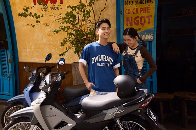 Trong khi đó, bản màu Xanh hứa hẹn sẽ thu hút các chàng trai, cô gái thời trang, sành điệu. Thiết kế khéo léo kết hợp chỉ một tông màu chủ đạo trên mỗi bản Xanh - Xám, với yếm xe được phối màu nhạt hơn so với thân xe, tạo ra sự tập trung, ấn tượng người nhìn, nổi bật nhưng vẫn hài hòa giữa cổ điển và thời thượng.