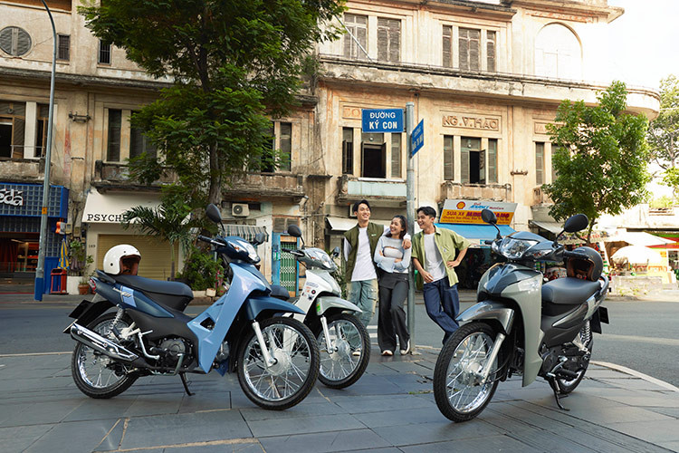 Bên cạnh đó, các tiện ích giúp tăng sự thuận tiện và an toàn cho người dùng vẫn được duy trì, bao gồm: hệ thống đèn hiển thị trên mặt đồng hồ nổi bật và các thông số trên mặt đồng hồ được bố trí hợp lý.