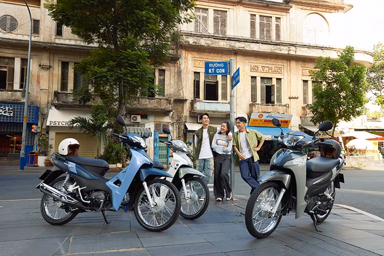 Bên cạnh đó, các tiện ích giúp tăng sự thuận tiện và an toàn cho người dùng vẫn được duy trì, bao gồm: hệ thống đèn hiển thị trên mặt đồng hồ nổi bật và các thông số trên mặt đồng hồ được bố trí hợp lý.